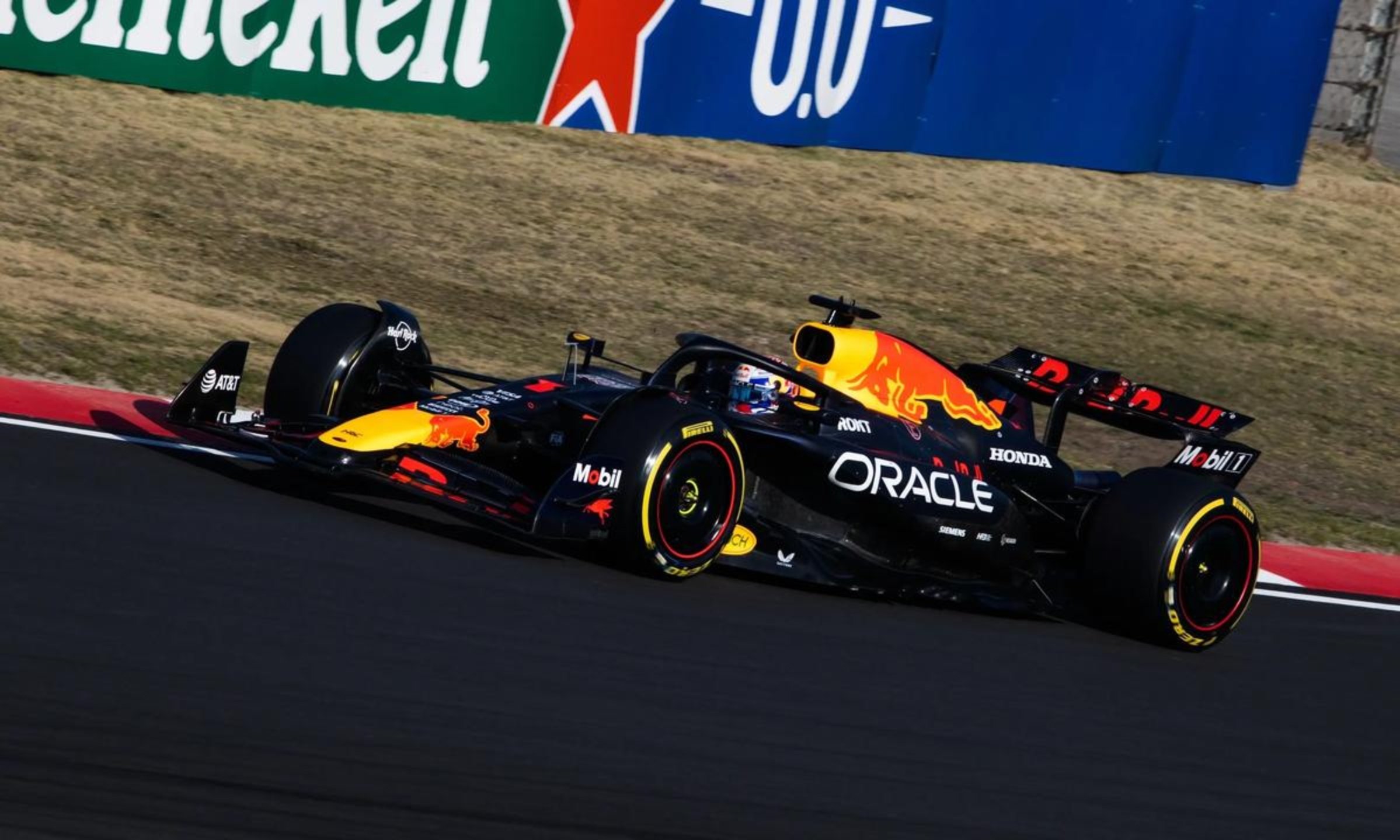 红牛车队逆转迈凯伦,汉密尔顿带队取胜 红牛车队逆转迈凯伦,汉密尔顿带队取胜