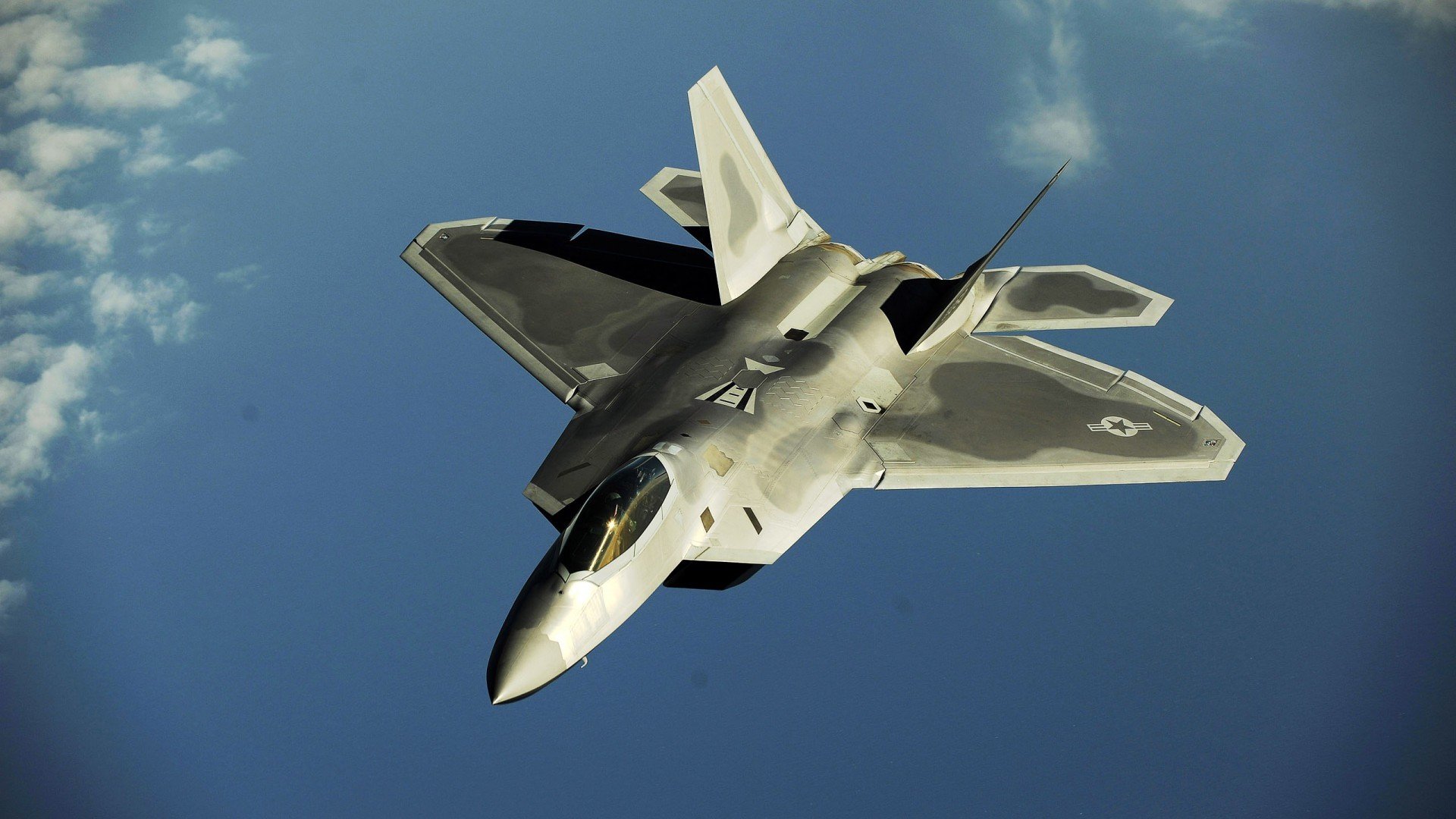 开云体育登录-绿茵双面叙事，当三狮在友谊赛咆哮时，枪手旧将正在德甲完成加冕礼